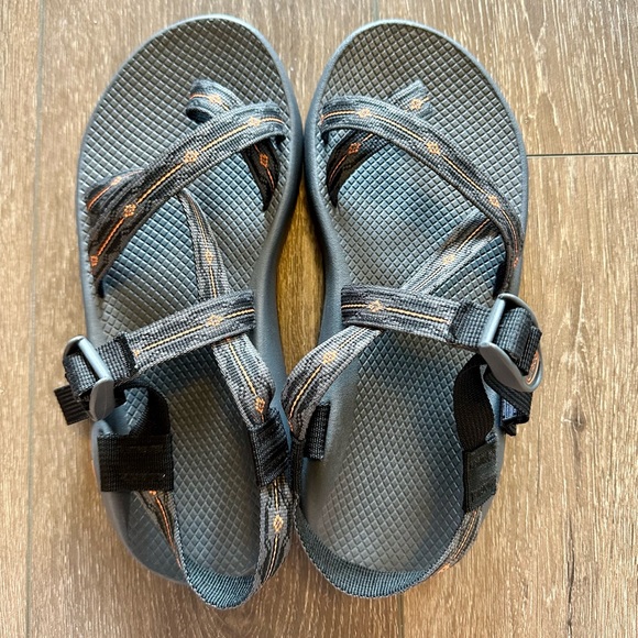 NWOT Grey Z/2 Classic Chaco Sandals with Orange Pattern - Picture 1 of 9